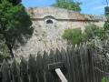 Un cachot du Fort de l'île St Marguerite avec une petite fenêtre à barreaux