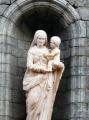 statue-la-vierge-et-l-enfant-situee-au-dessus-de-la-porte-du-monastere.jpg