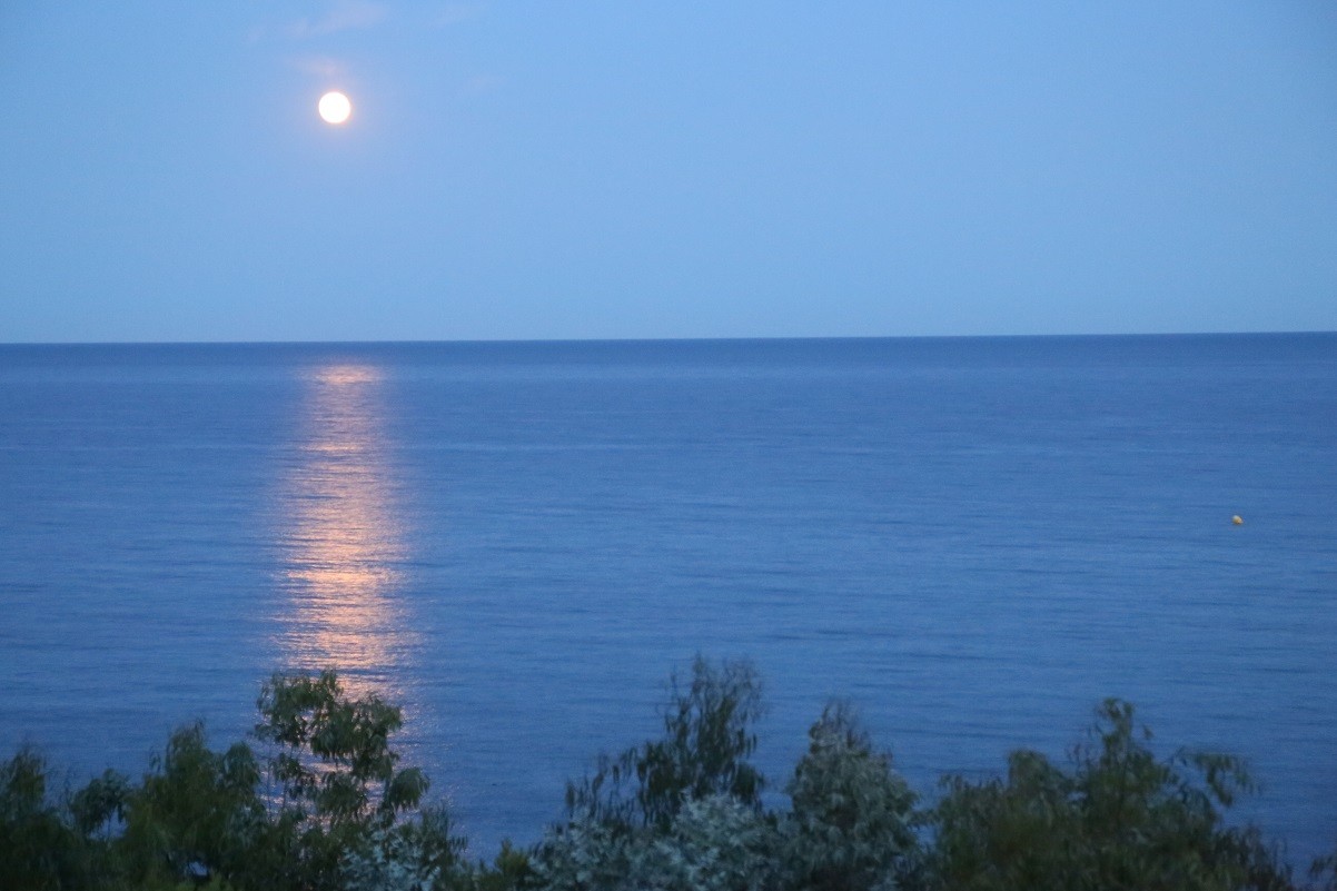 La lune admire son reflt dans la mediterranee
